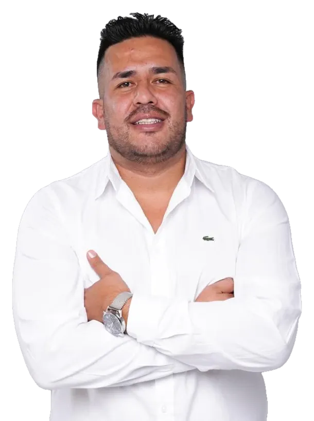 Petter Cárdenas de camisa blanca, con los brazos cruzados.