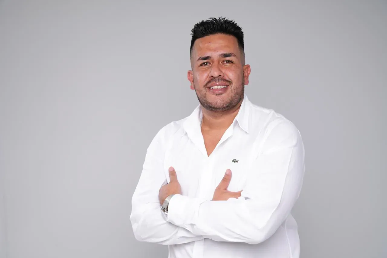 Petter Cárdenas en el estudio, de camisa blanca.
